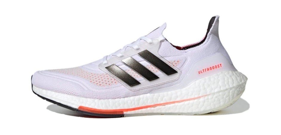 Легендарные кроссовки adidas Ultraboost. Универсальная модель для бега на любые дистанции, регулярных тренировок, восстановительных пробежек. Подойдут и для повседневного использования. Кроссовки точно понравятся бегающим на пятку. Тем, кто приземляется на переднюю часть может не хватить слоя амортизации — в передней части он всего 20 мм.