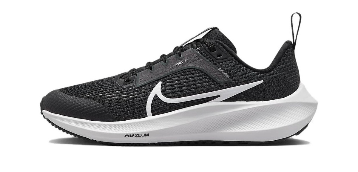 Pegasus — беговая классика бренда Nike. Особенность всех «пегасов» — отзывчивая амортизация. Она обеспечивает упругость при любой технике бега. Этого удалось добиться за счёт использования в подошве пены React с тонкими воздушными подушками из сжатого газа. 
Кроссовки сделаны по фирменной технологии Air Zoom. Мягкие манжеты, язычок и стелька обеспечивают удобную посадку, а модернизированная средняя часть стопы — более безопасные и комфортные ощущения при беге.