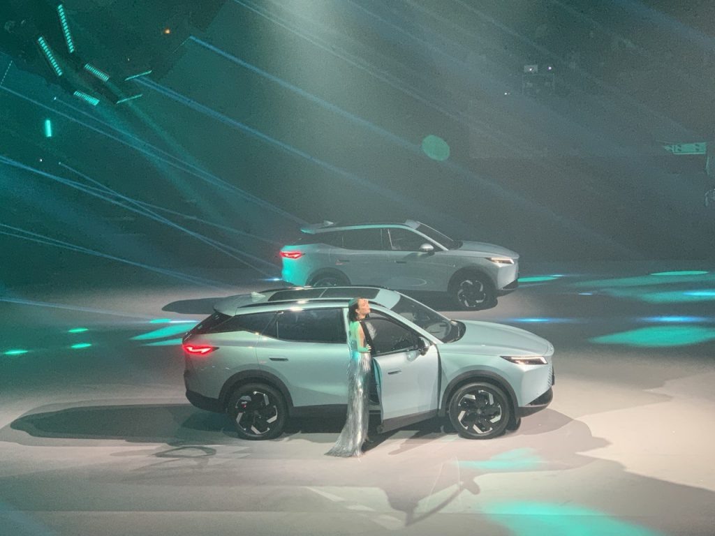 Всего доступно 5 комплектаций. Под капотом - только 1,6 литра турбо отдачей 150 л. с., в связке с 7-ступенчатым роботом с двумя сцеплениями.