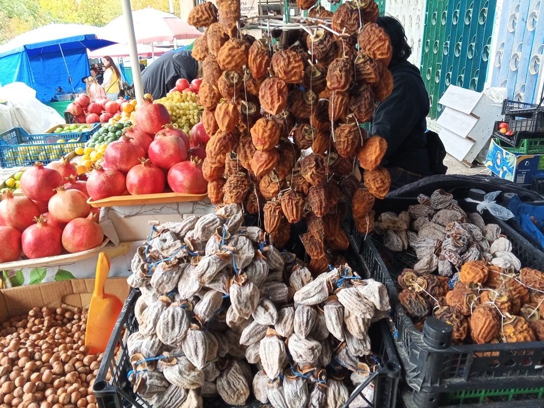 Вяленая (сушёная) хурма на рынке в Гагре-2024