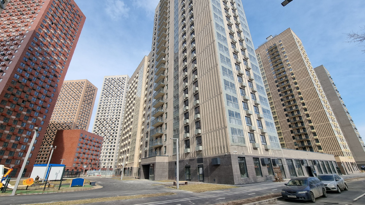 Наш новый дом (на переднем плане) около гетто ПИКовского (на заднем) - вид со стороны промзоны, которая развернулась перед окнами самой хорошей солнечной стороны...