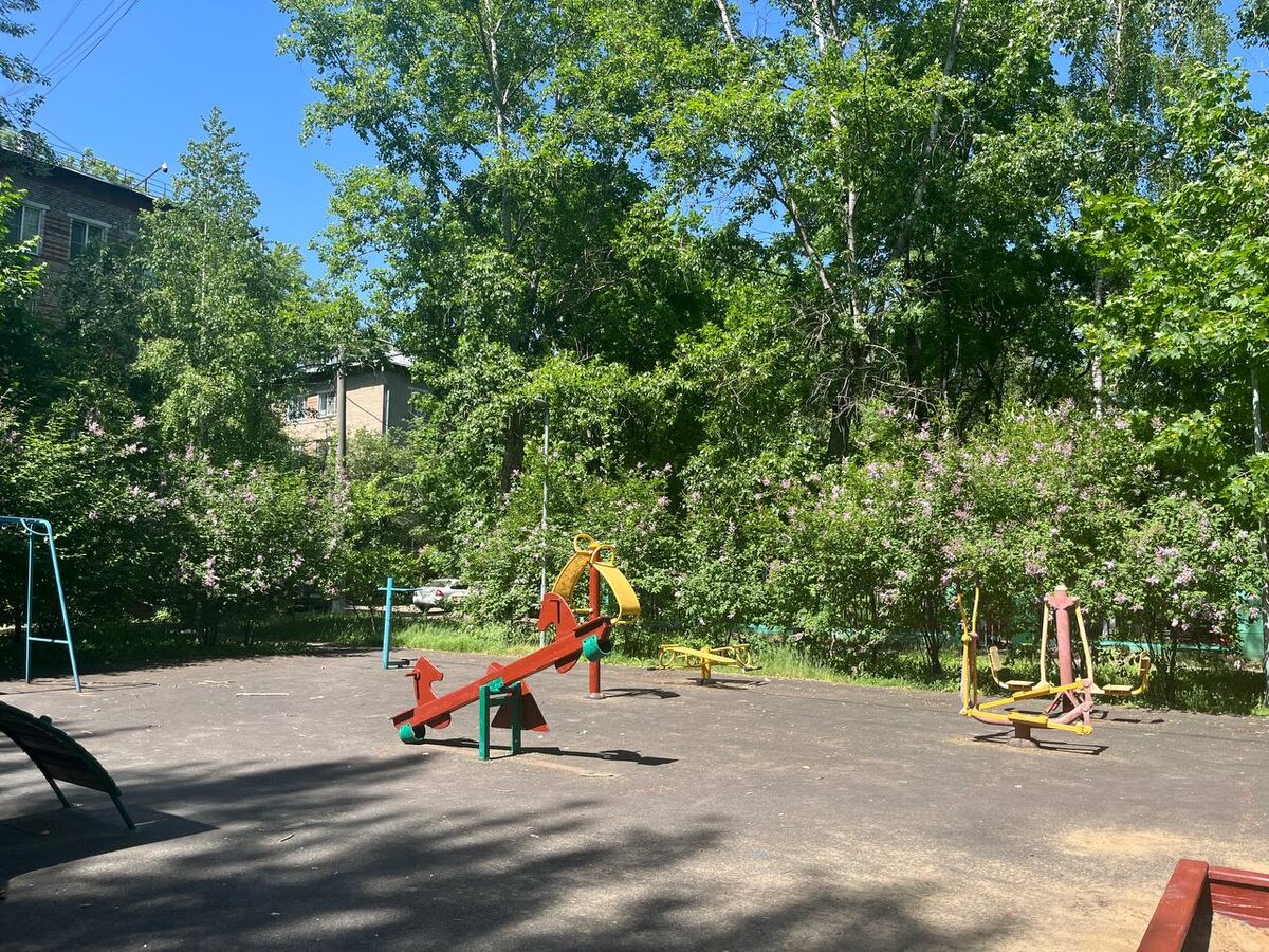 Наш уютный домик и зеленый душистый двор вот прямо сейчас...