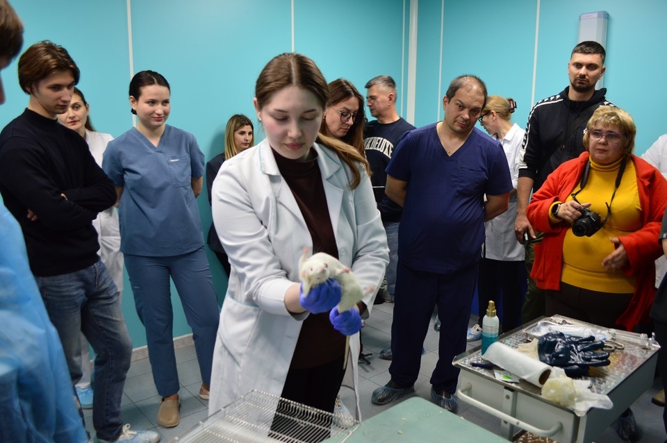    В ИНВХ для врачей и студентов-медиков прошел мастер-класс, как правильно работать с лабораторными животными Роман ПОБЕРЕЖНЮК