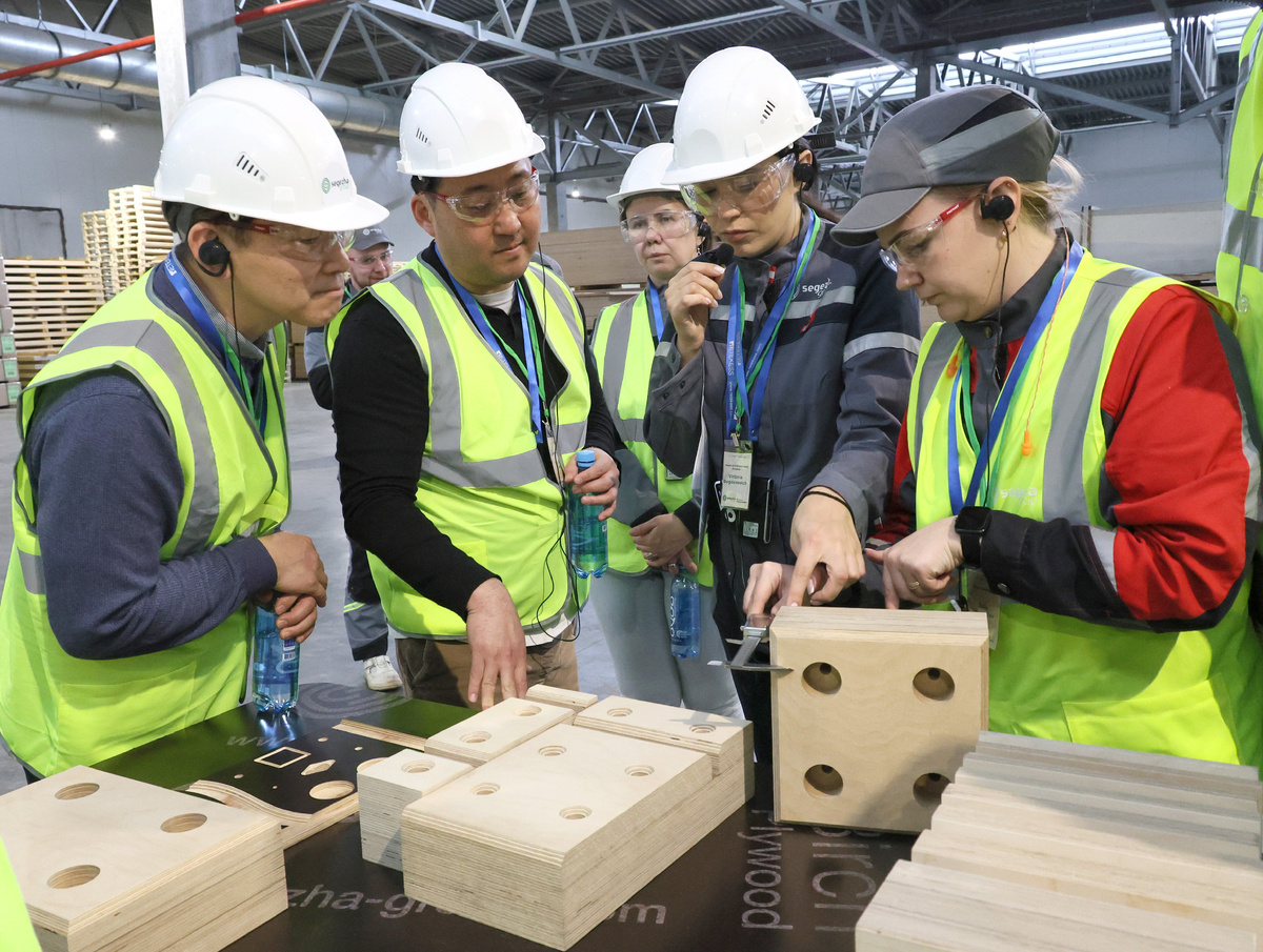 Крупнейший российский лесопромышленный холдинг Segezha Group, обладатель сертификата «Сделано в России», и одна из ведущих южнокорейских судоверфей Samsung Heavy Industries готовятся подписать долгосрочный контракт на поставки высокотехнологичной танкерной фанеры Segezha-LNG Вятского фанерного комбината, предназначенной для обшивки резервуаров газовозов. Материал способен выдерживать экстремально низкие температуры и высокое давление, минимизирует испарение СПГ при длительных перевозках.