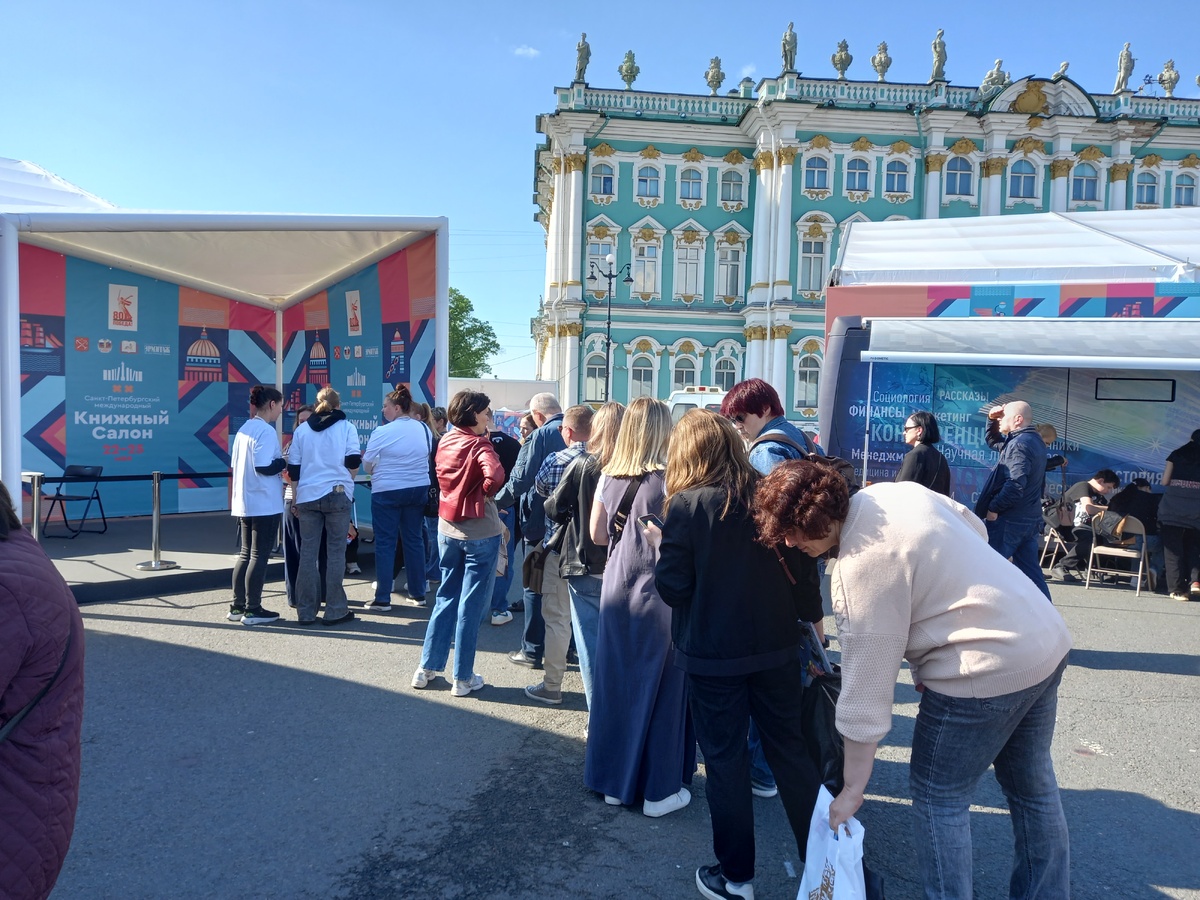 Шатёр для автограф-сессий. Пока там никого, а очередь уже начинает собираться. 
