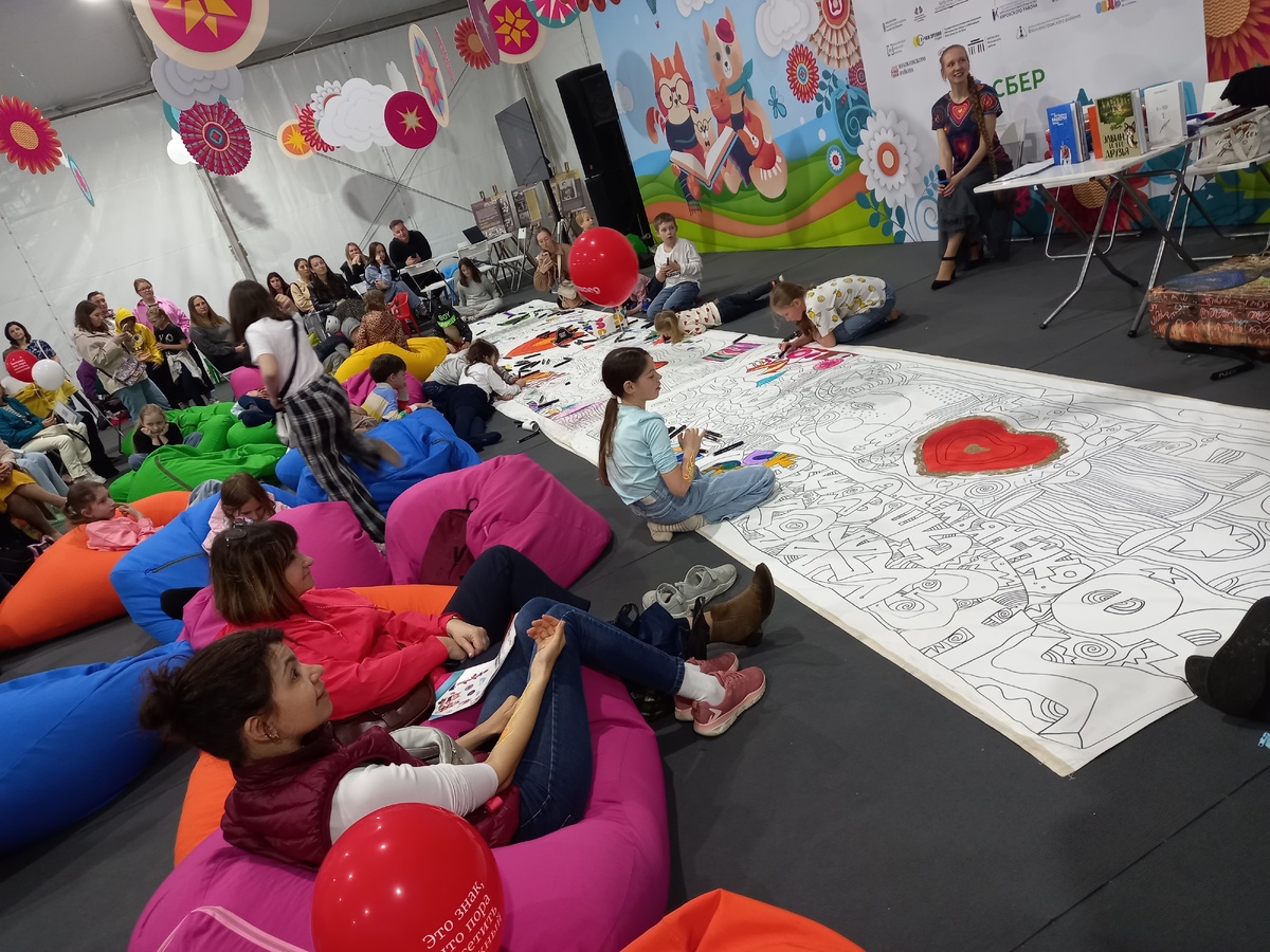 Были Салона, когда я встречала знакомых учеников младших классов на Детской площадке, занятых каким-нибудь важным делом. А это фото с нынешнего Салона, погода не позволила раскрашивать на улице, как это бывало обычно.