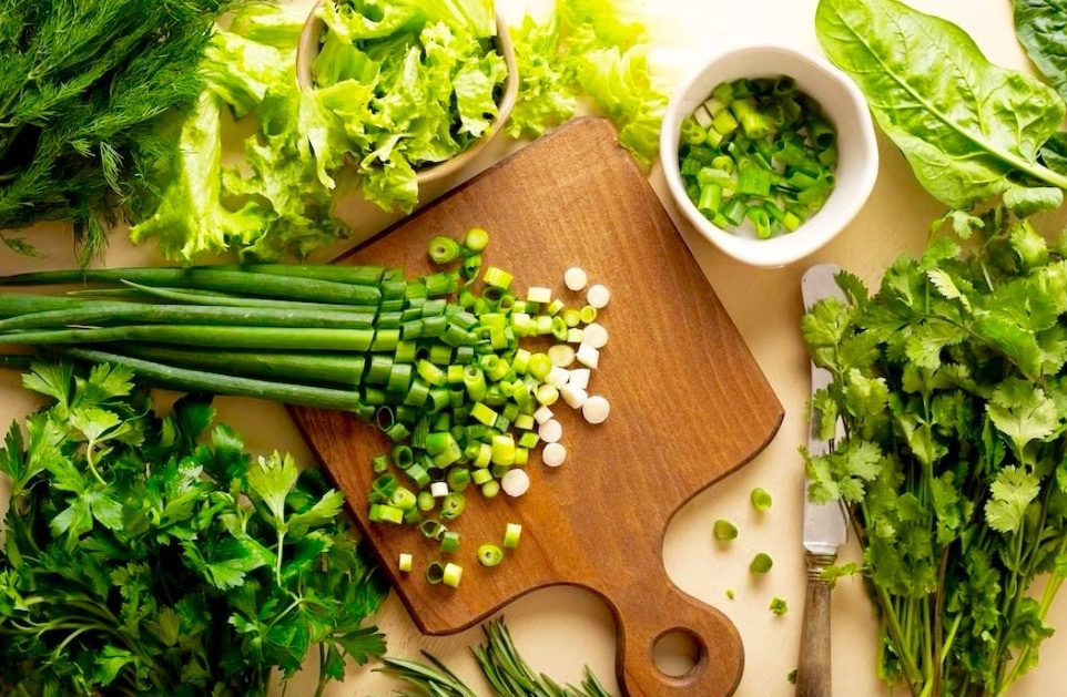 Свежая огородная зелень. Еда/выпечка.