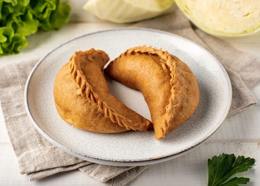 Ржаные пирожки с молодой капустой и грибами. Еда/выпечка.