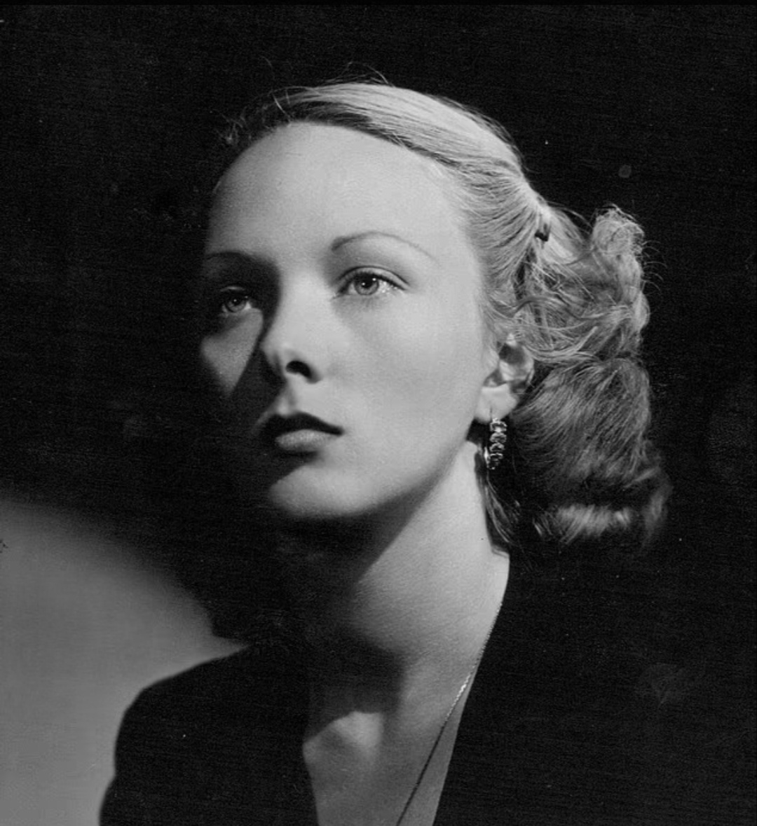 Айрис была единственной дочерью 1-го маркиза Кэрисбрука