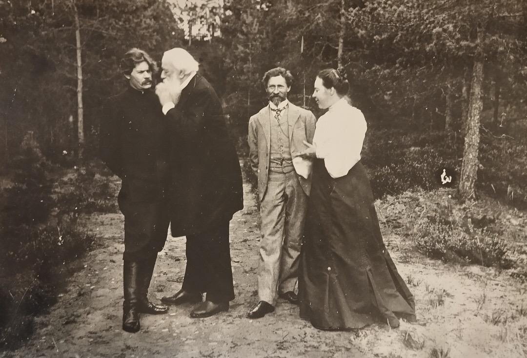 Местность идеально подходит для отдыха на целый день. Неспеша приехали, сходили в Усадьбу, дошли до залива, позагорали/посмотрели/посидели, покушали на берегу в ресторане, прошлись по эко-тропе и вернулись домой. Есть чем заняться и со всех сторон красиво.