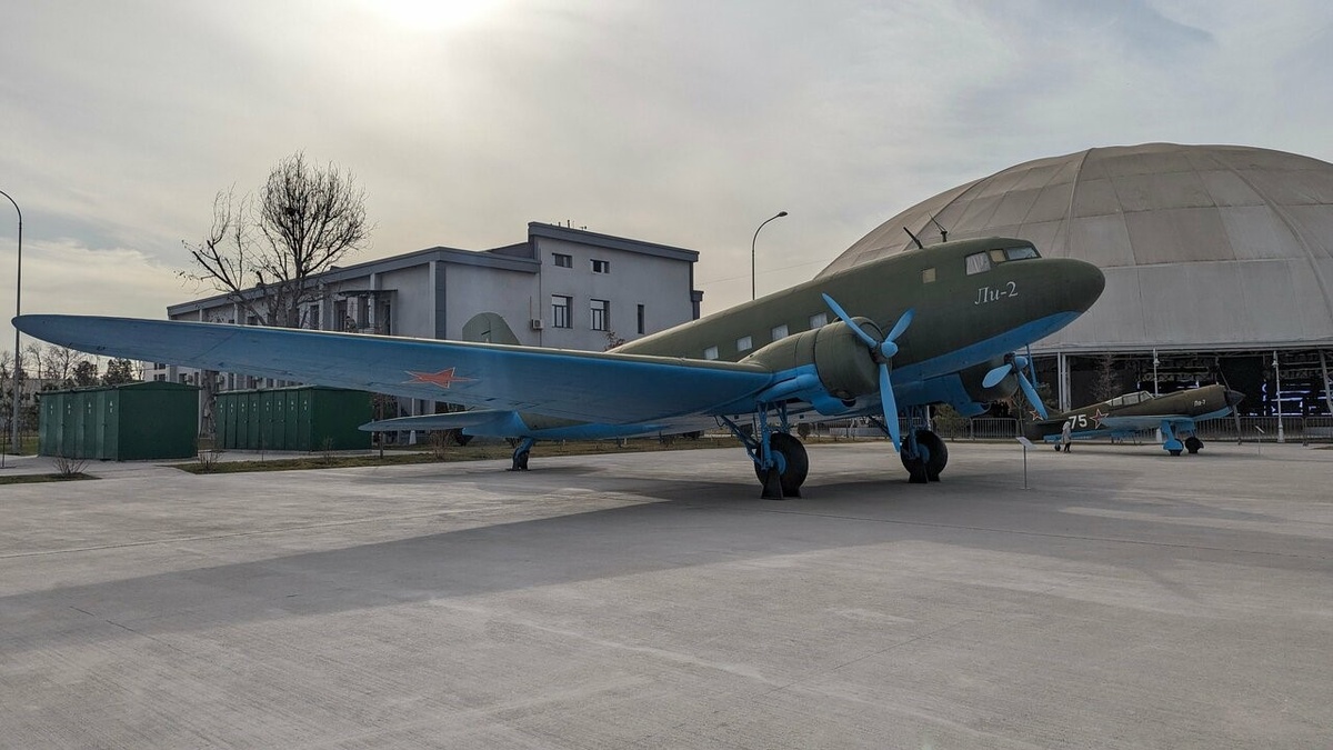 Легендарный Ли-2 установлен в парке Победы в Ташкенте