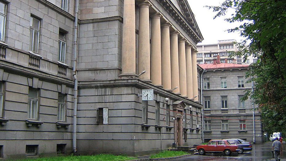    Здание бывшего Всесоюзного НИИ целлюлозно-бумажной промышленности (ВНИИБ, НИИ бумаги) у площади Мужества (2-й Муринский проспект, 49), Автор фото: vk.com/vniib