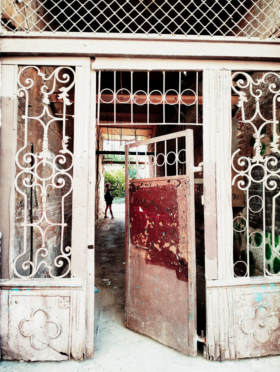 Внутри уже стояла девушка с волосами цвета фуксии