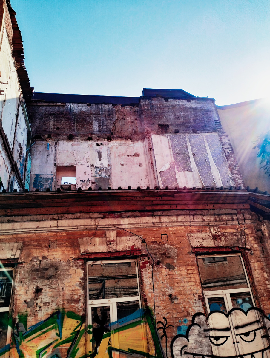 Кое-где даже обои ещё не отпали