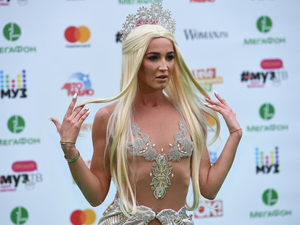    Телеведущая, актриса Ольга Бузова перед началом XV юбилейной национальной телевизионной премии в области популярной музыки "МУЗ-ТВ 2017" в СК "Олимпийский" в Москве© РИА Новости / Евгения Новоженина