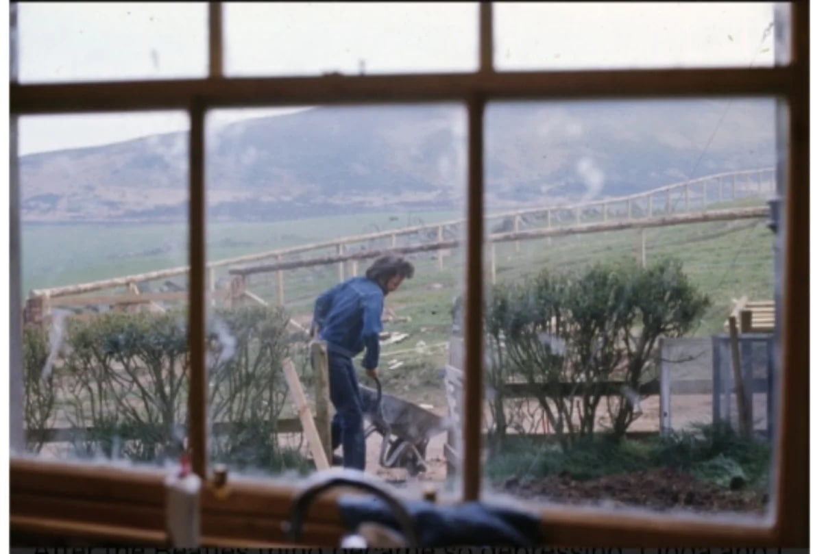 Пол МакКартни работает на своей ферме в Шотландии в 1970 году. Снимок сделан из окна кухни Линдой МакКартни