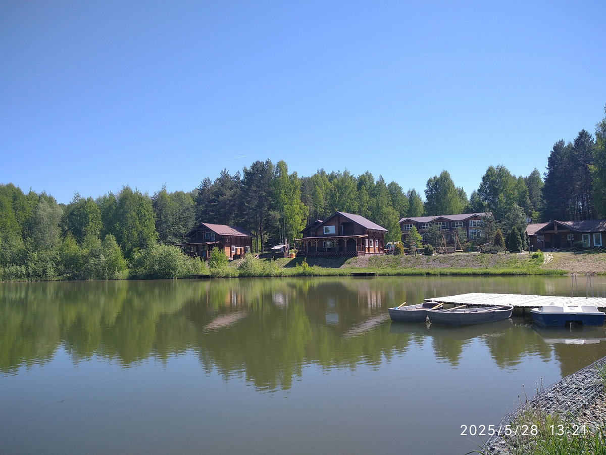 Пруд и коттеджи, где мы жили 1 лет назад, лодочная пристань (моя фотография)