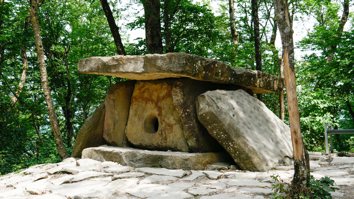 Дольмен в окрестностях курорта Геленджик © ilya Lyubchenko