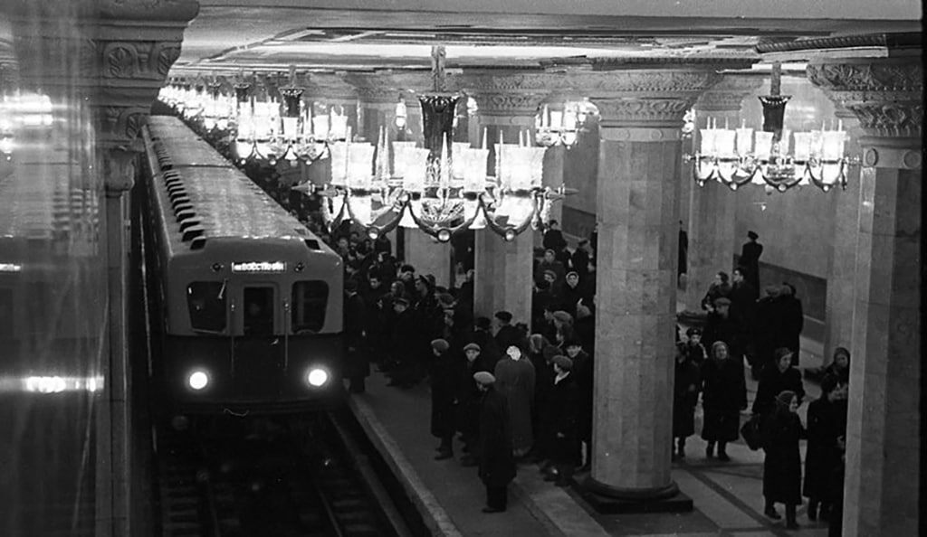 Двухярусные люстры при пуске ленинградского метро. 1955 год