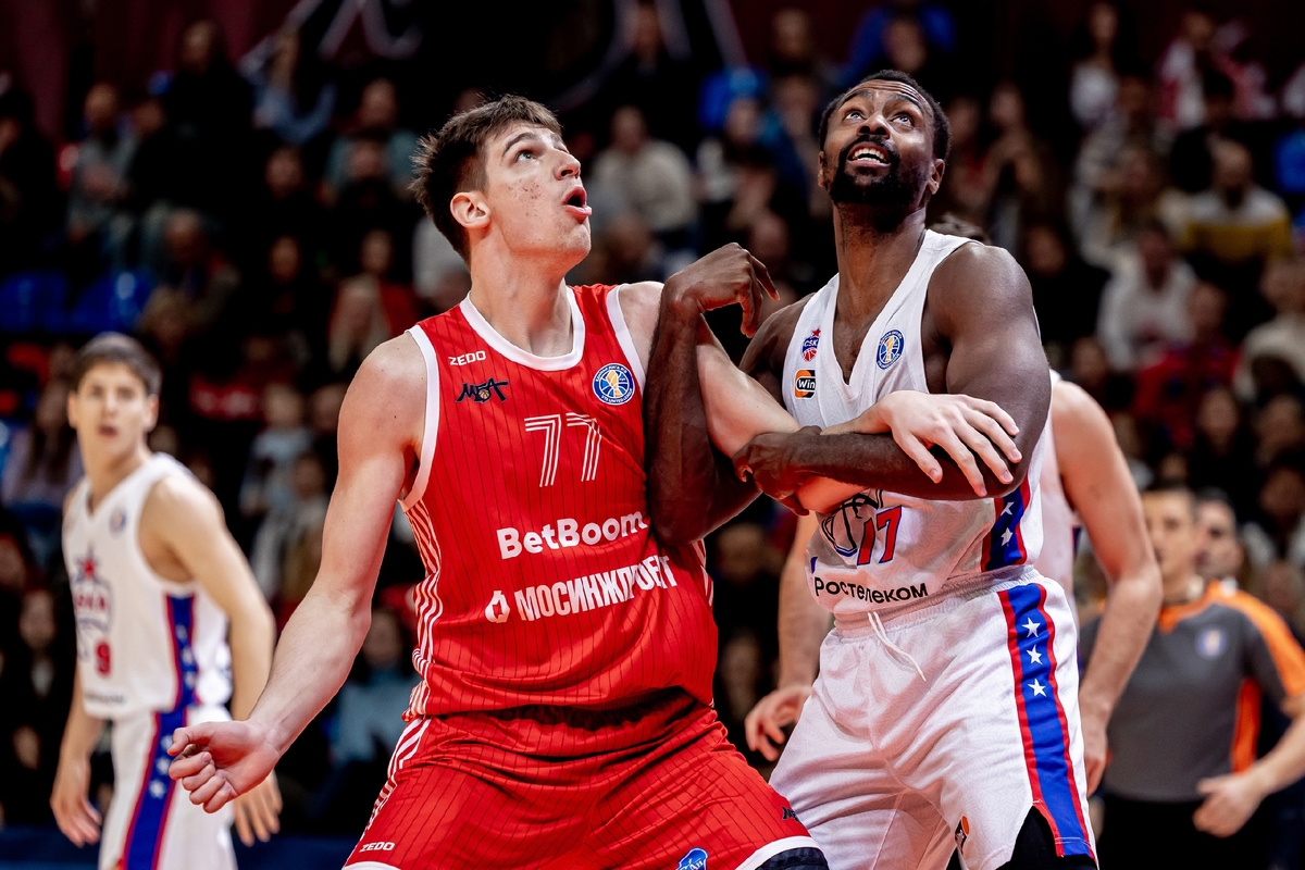 Максим Савченко в борьбе с Ливио Жан-Шарлем