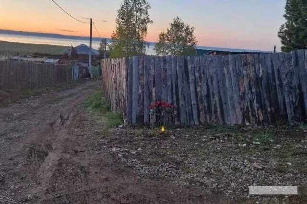    На месте убийства подростков в Байкальске появился стихийный мемориал