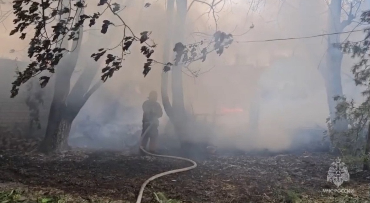    Открытое горение хозпостроек в Курске ликвидировано