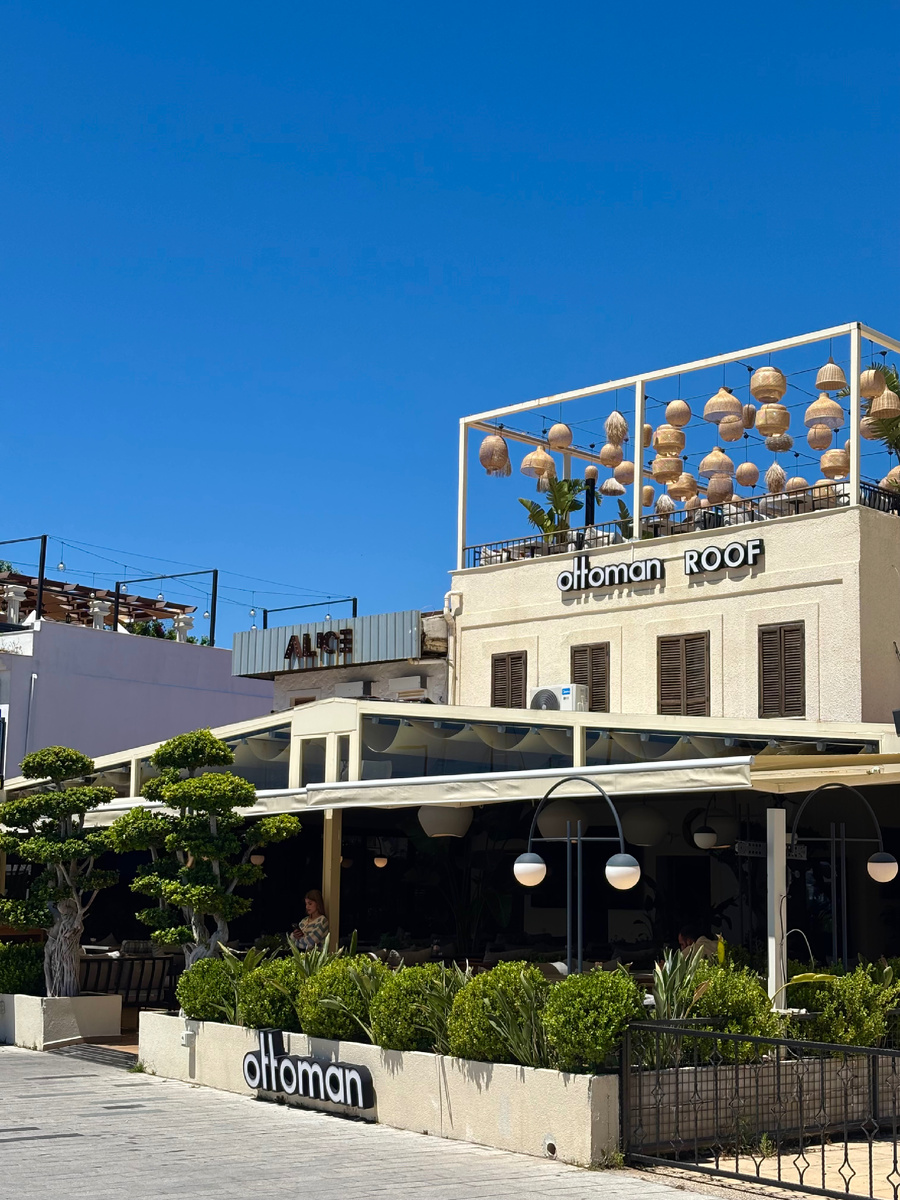 Ещё одно красивое кафе. Приготовьтесь, в статье опять много фотографий 