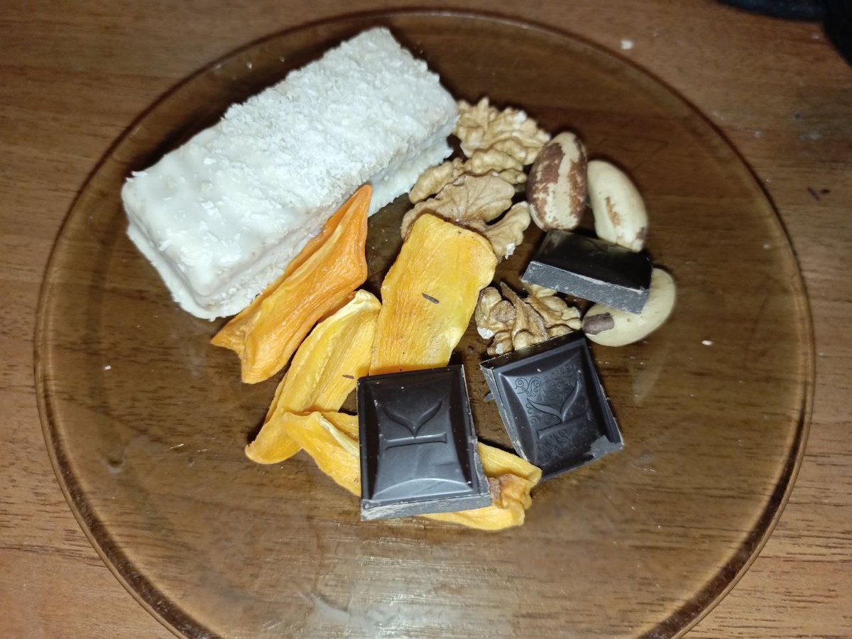 Это мой сытный вариант десерта на ужин, когда хочется чего-то "такого сладенького, вкусненького" (белый - это кокосовый протеиновый батончик sugar free).