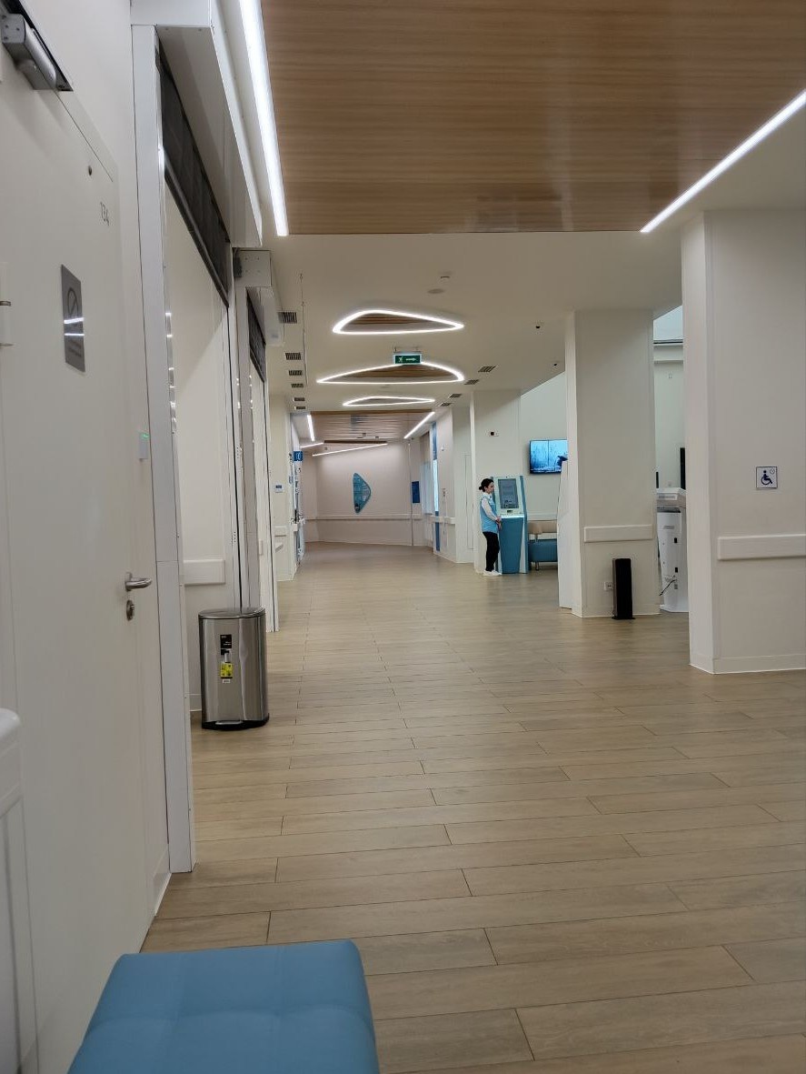 Одинокая девушка-консультант у аппарата электронной записи научилась дремать стоя