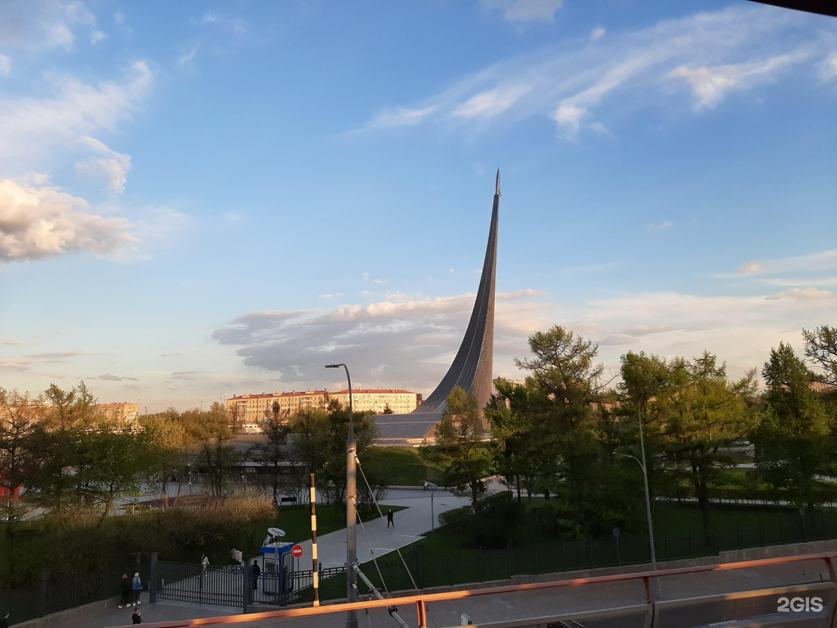 Монумент "Покорителям космоса", а вдали виднеется бывший дом моей тети Веры