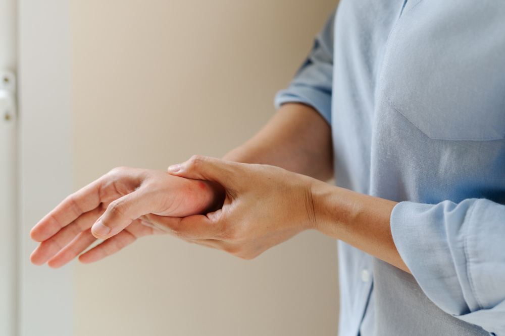 Тремор конечностей. (источник изображения: freepik.com)