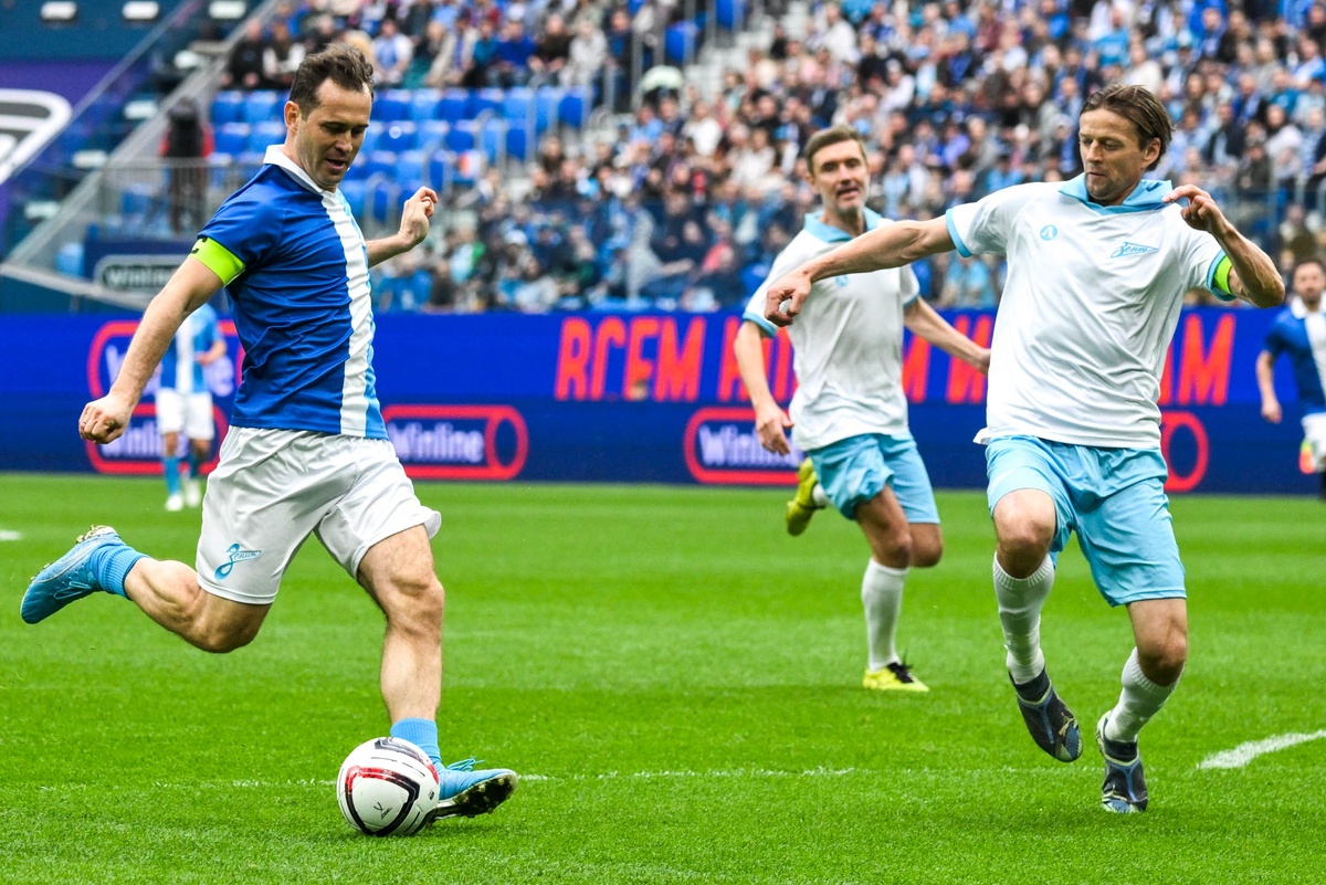    Александр Кержаков (Зенит - Санкт-Петербург) и Анатолий Тимощук (Зенит - Ленинград)/Алексей Даничев/ РИА Новости