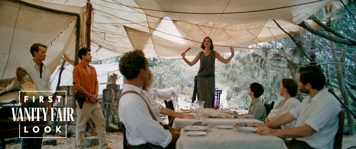 левая сторона фото: Руди (в исполнении Феликса Каммерера) и Роберт (в исполнении Тоби Уоллеса). В центре фото - баронесса Элоиз (в исполнении Аны Де Армас)