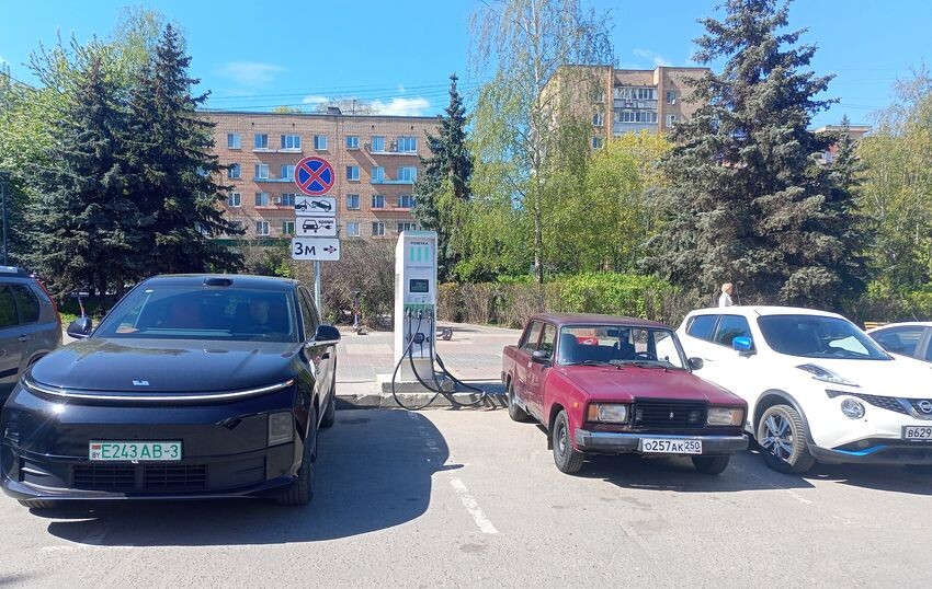 На "китайце" слева белорусский госномер с символами зеленого цвета, который выдается только электромобилям и является их отличительным признаком