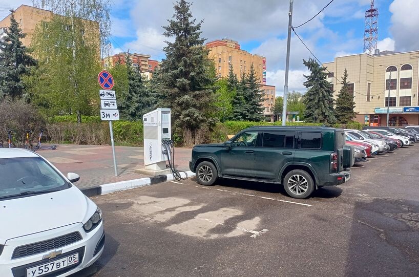 Пристроившийся прямо под колонкой "китаец" тоже явно не электрический