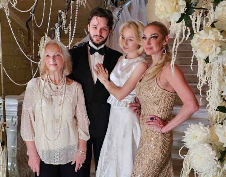 Семья Волочковых и Никита Григорян. Фото: Феликс Грозданов / Клео.ру