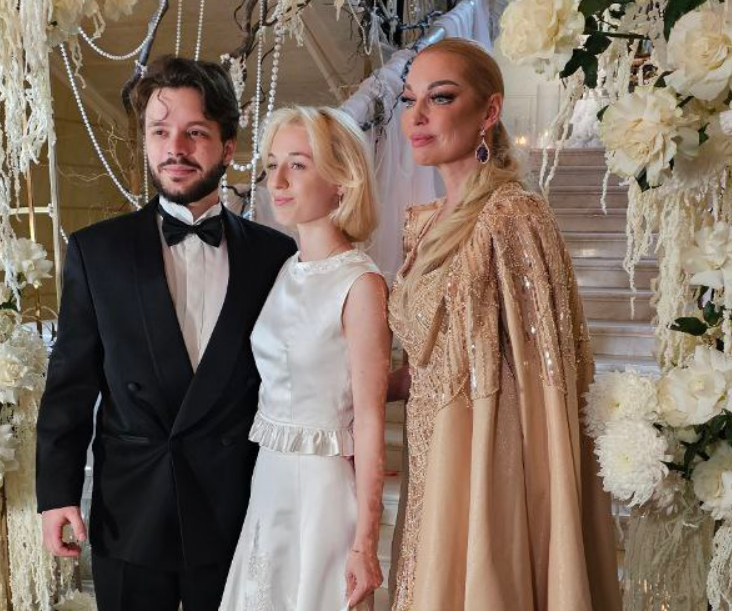 Анастасия Волочкова с дочерью Ариадной и ее женихом Никитой. Фото: Феликс Грозданов / Клео.ру