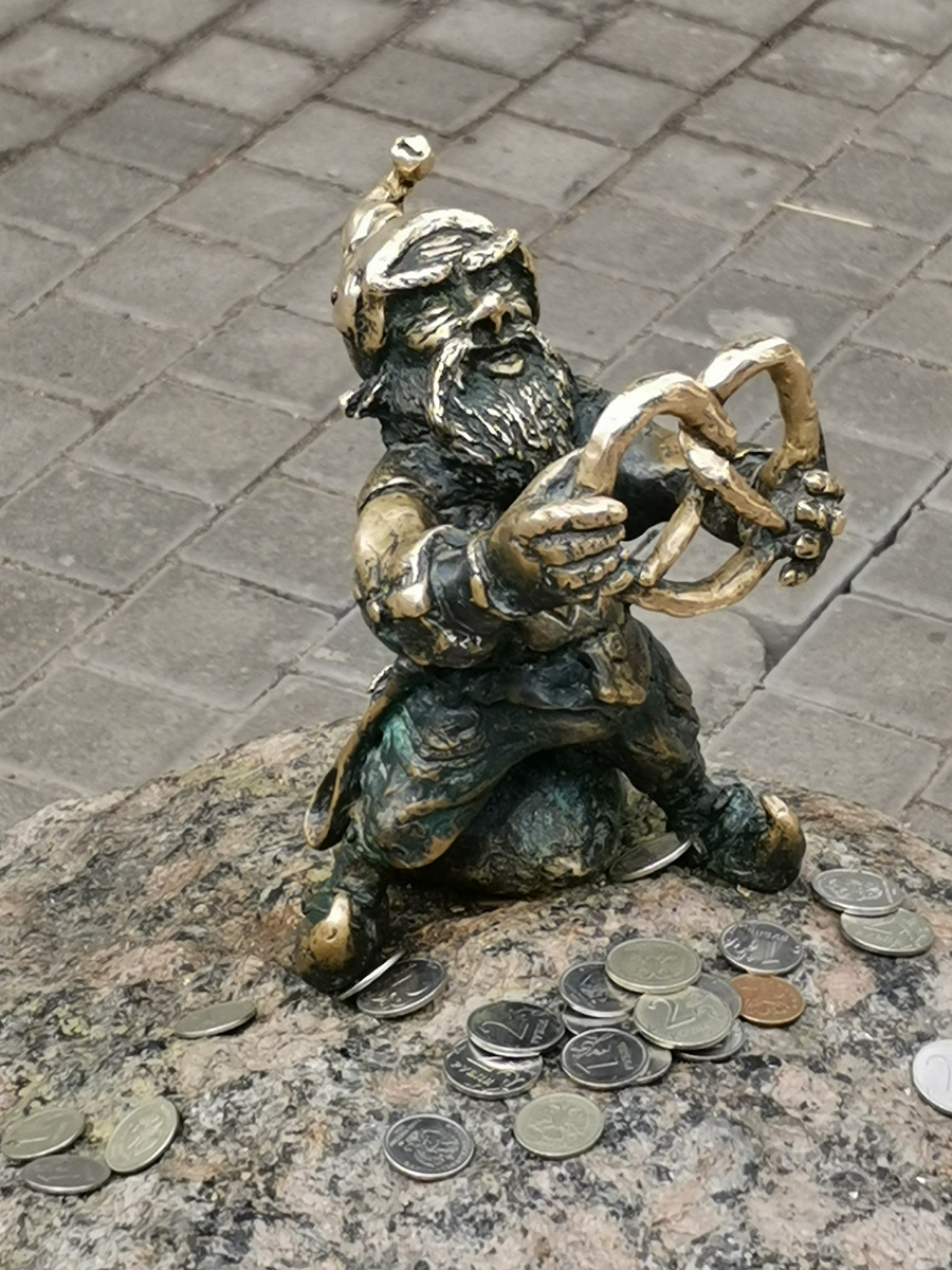 Гномик Вилли с кренделем