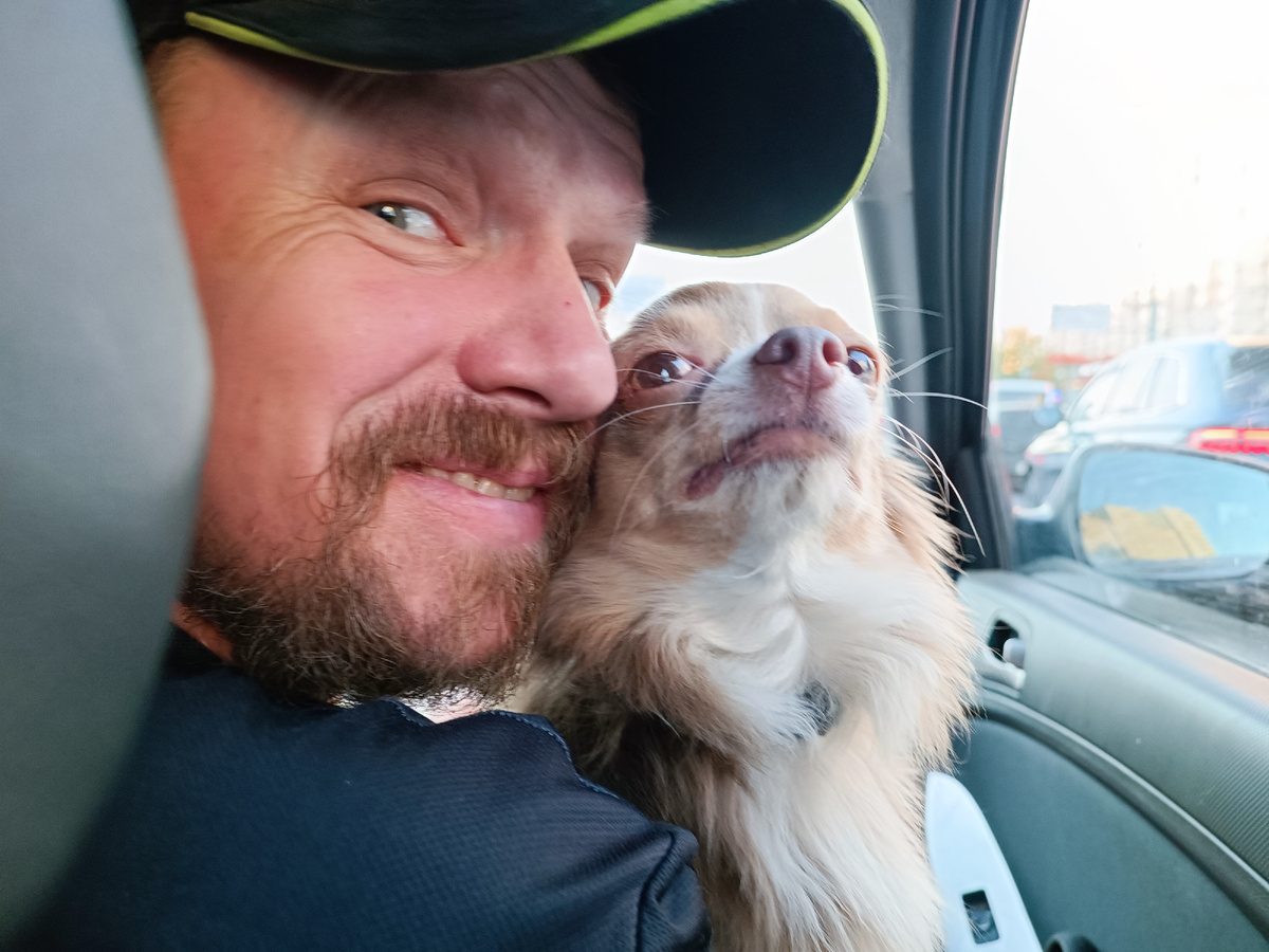 Это Андрей с Янушем, едем все вместе, экономим.