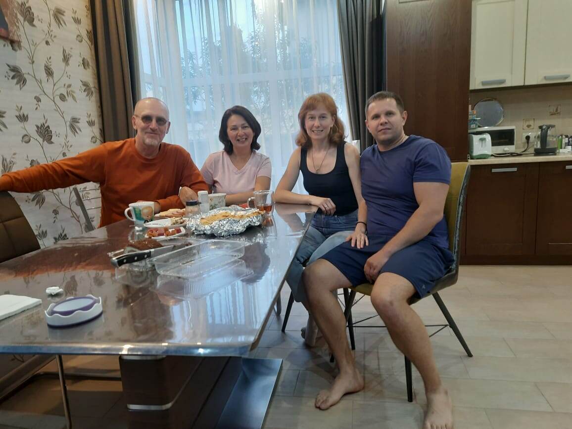 Уже после застолья, забыли сфотографироваться, накрыв застолье. 