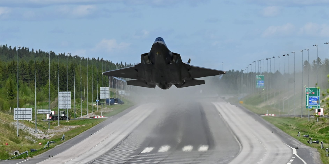 Голландский истребитель F-35 приземляется на автостраду в Ювяскюля, Финляндия, во время учений с ВВС Финляндии © ВВС Финляндии
