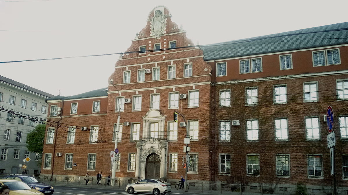 Одно из немногочисленных зданий, сохранившихся в настоящее время. Но таких - немного. Город былсильно разрушен английской авиацией