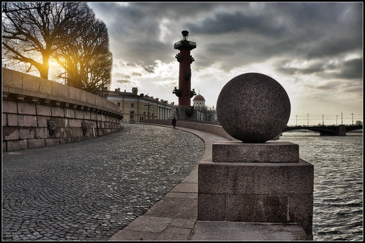 Мыс на восточной оконечности Васильевского острова в Санкт-Петербурге, омываемый Большой Невой и Малой Невой; один из самых известных архитектурных ансамблей города; пример гармонии архитектуры города с пейзажем берегов Невы.
dvorspb.ru