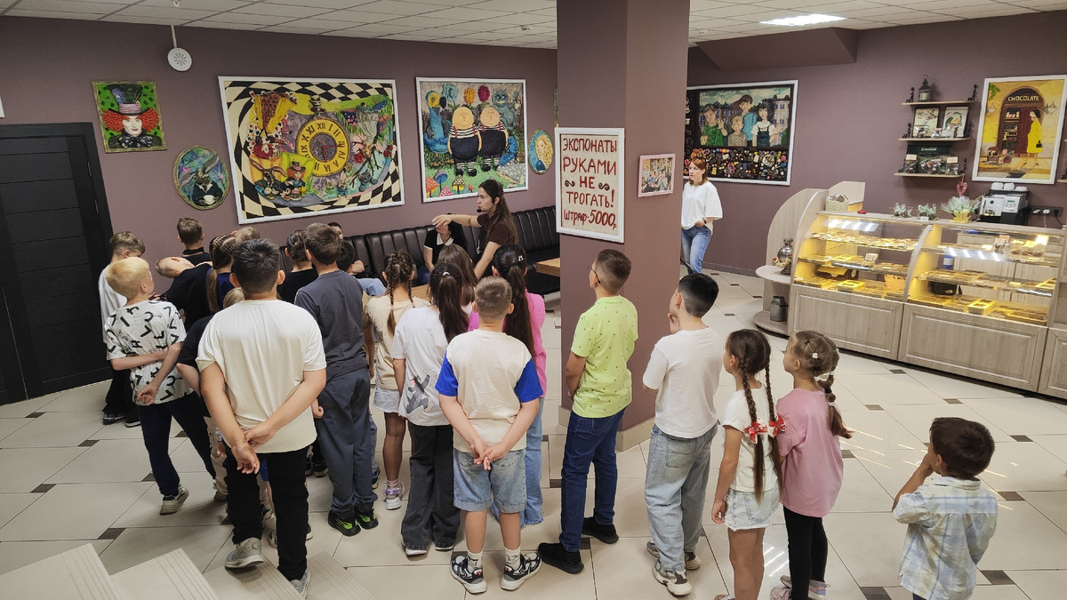 Слушаем, что рассказывают про картины на стенах, которые сделаны из шоколада! 