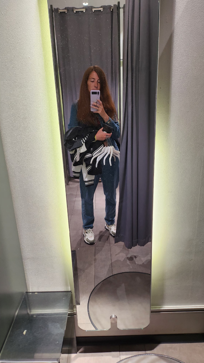 В ожидании примерки одежды дочкой)))