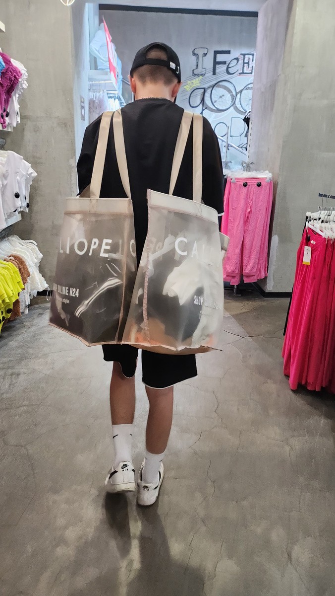 Тяжело отдыхать с тремя женщинами)))