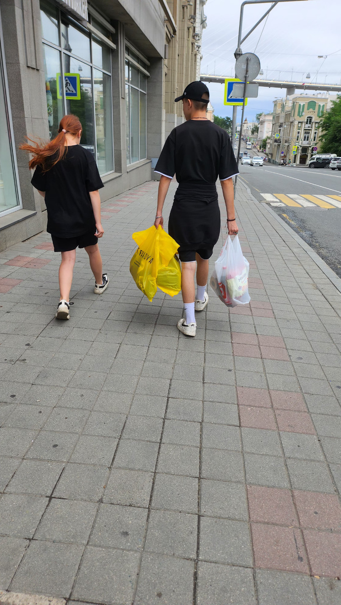 Ни одной сумки не дал нам нести! Не сын, а золото)