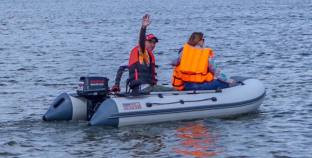 Из фотоархива "Лодочника": Покатушки нашего клуба. "Полосатый" знает толк в лодках.