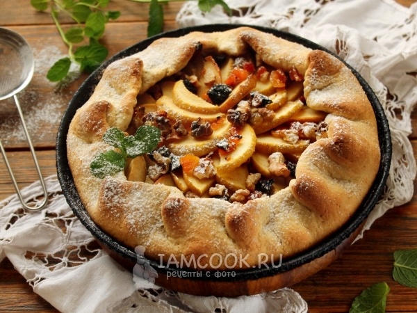 Начинка сочная, тесто рассыпчатое, корочка хрустящая: вкуснейшая галета в которой всё в балансе, и тесто не размокает