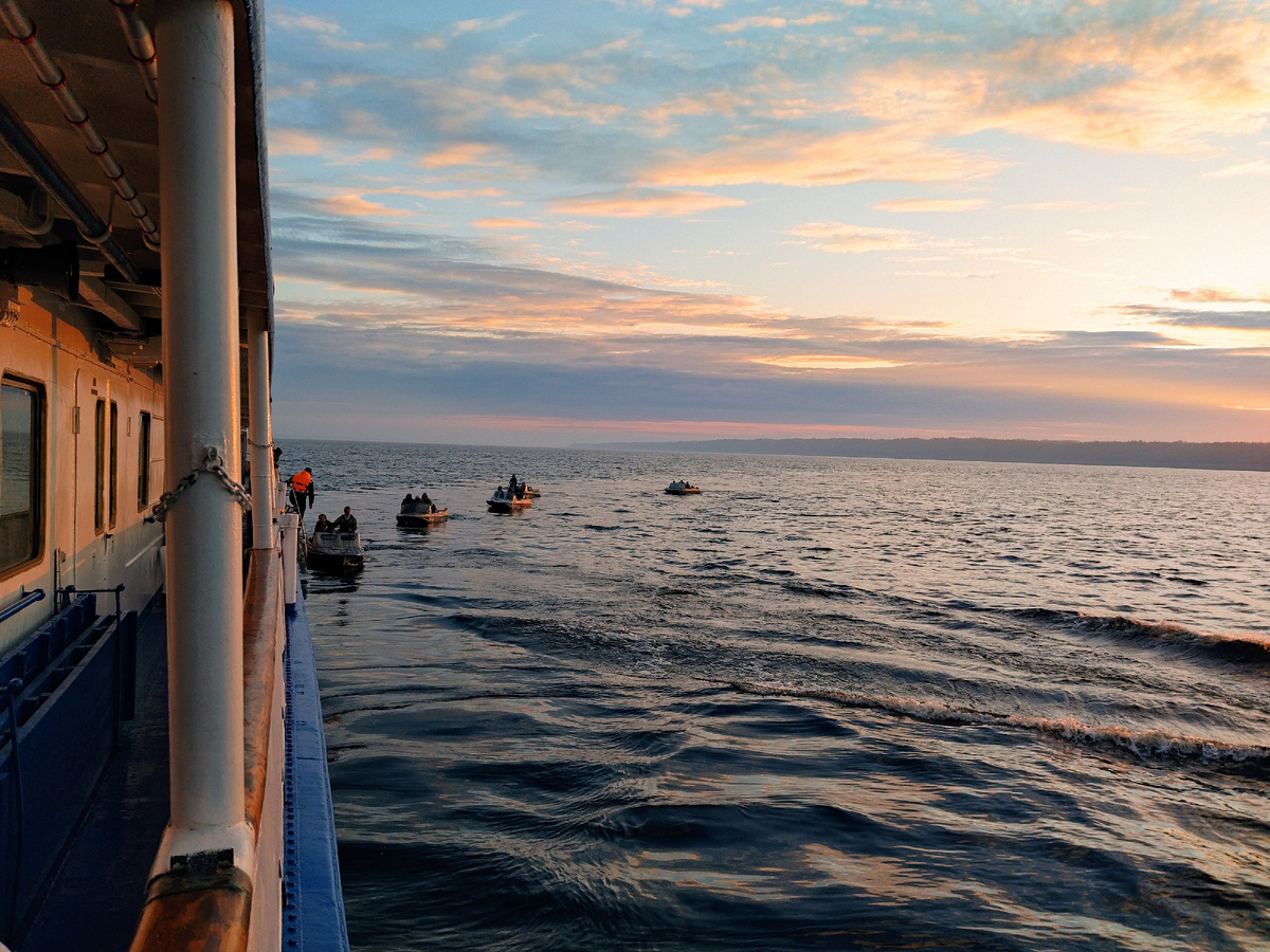 У маленьких посёлков нет даже дебаркадера - плавучей пристани. Людей забирают "на ходу" своими силами. Но есть на теплоходе и свой мотобот, для тех кого моторки не забирают.